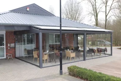 Terrassendach mit Glaselementen als Seitenwände